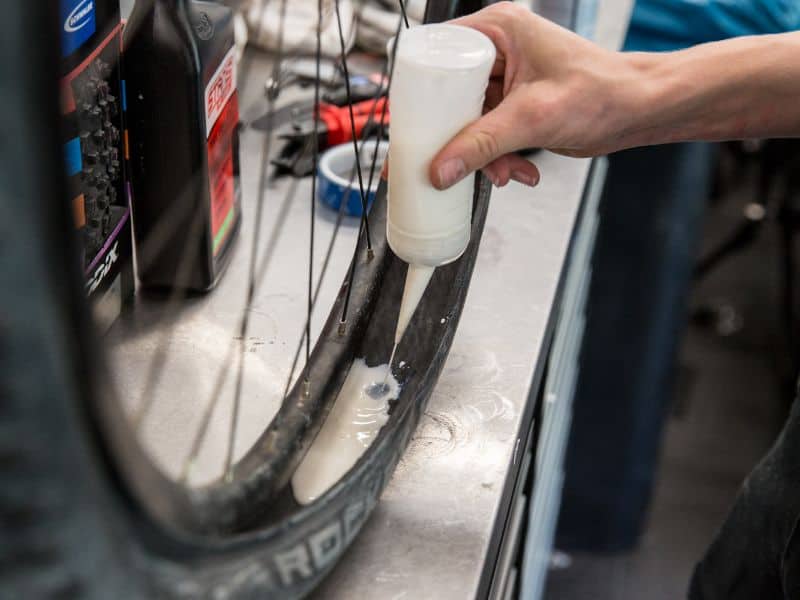Pneus Tubeless – Quando o selante deve ser substituído e qual a quantidade correta? - Indy Bike